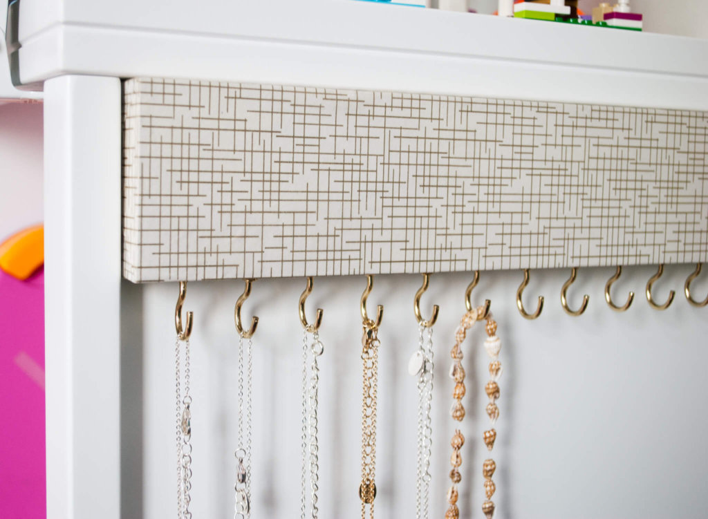 Easy DIY jewelry holder to organize necklaces tangle-free - Merriment Design