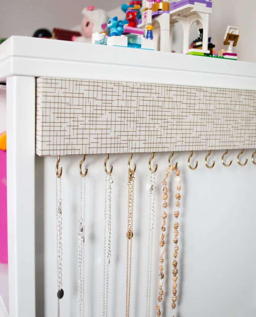 Easy DIY jewelry holder to organize necklaces tangle-free - Merriment Design