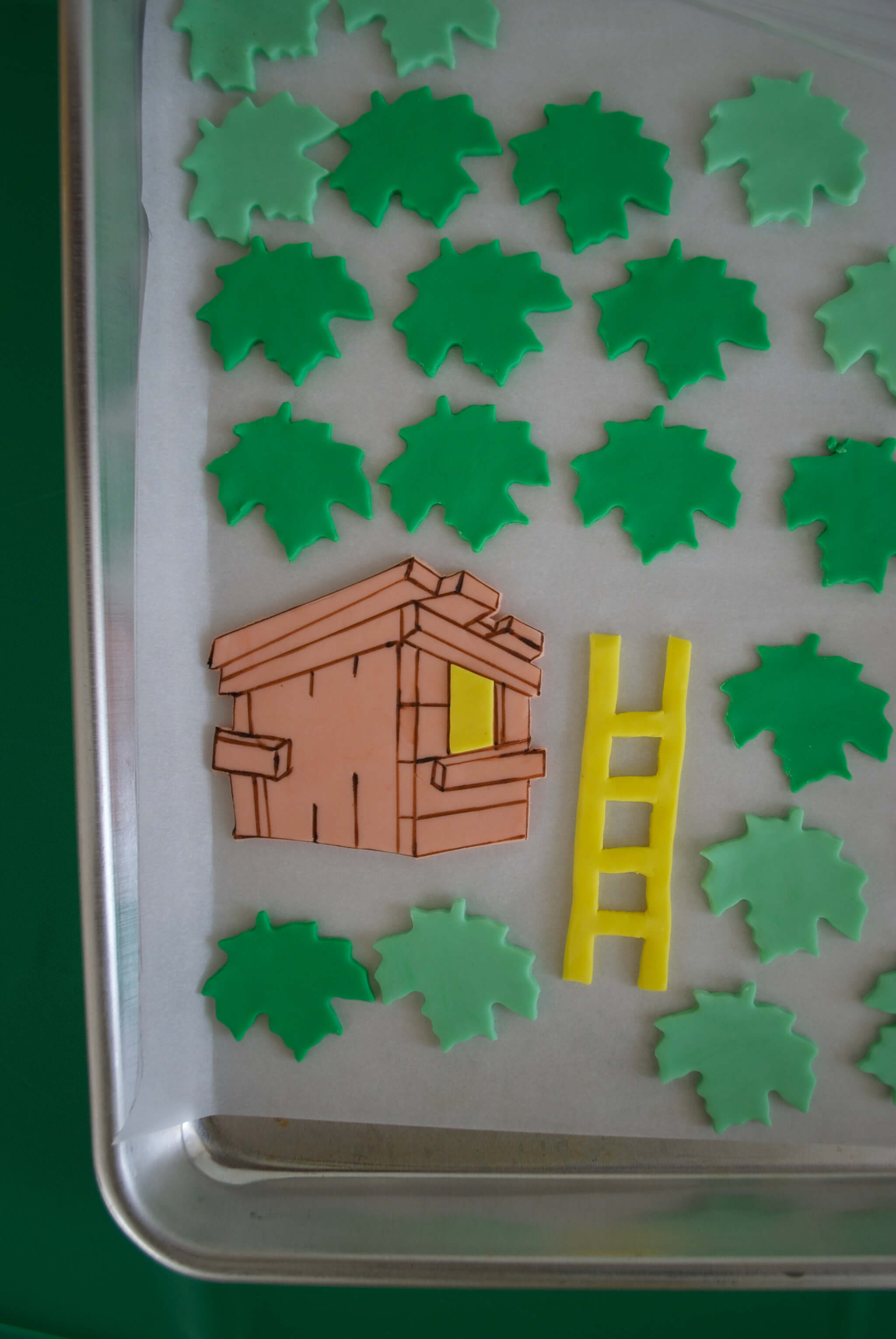 Easy DIY Magic Tree House birthday cake for a Magic Tree House 7th birthday party. Edible tree house and leaves are fondant, bark is chocolate. Get the free printable template to make the tree house and number 7 shaped cake - no special cake pan needed!