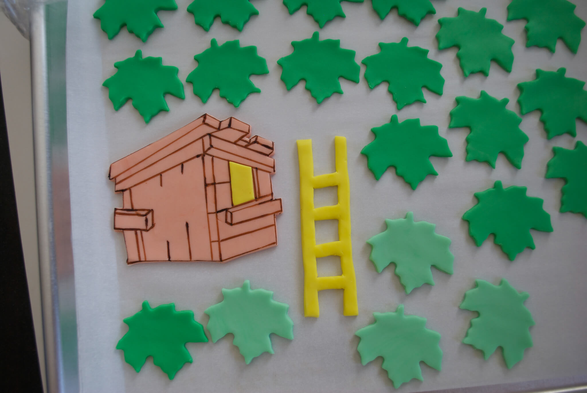 Easy DIY Magic Tree House birthday cake for a Magic Tree House 7th birthday party. Edible tree house and leaves are fondant, bark is chocolate. Get the free printable template to make the tree house and number 7 shaped cake - no special cake pan needed!