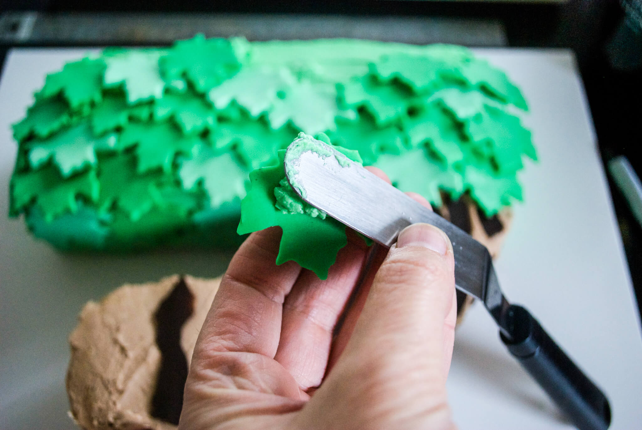 Easy DIY Magic Tree House birthday cake for a Magic Tree House 7th birthday party. Edible tree house and leaves are fondant, bark is chocolate. Get the free printable template to make the tree house and number 7 shaped cake - no special cake pan needed!