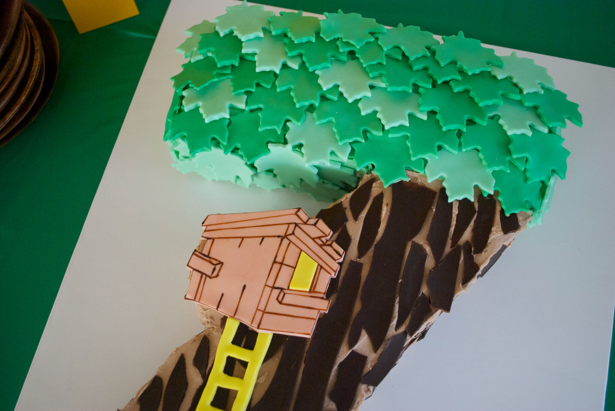 Easy DIY Magic Tree House birthday cake for a Magic Tree House 7th birthday party. Edible tree house and leaves are fondant, bark is chocolate. Get the free printable template to make the tree house and number 7 shaped cake - no special cake pan needed!