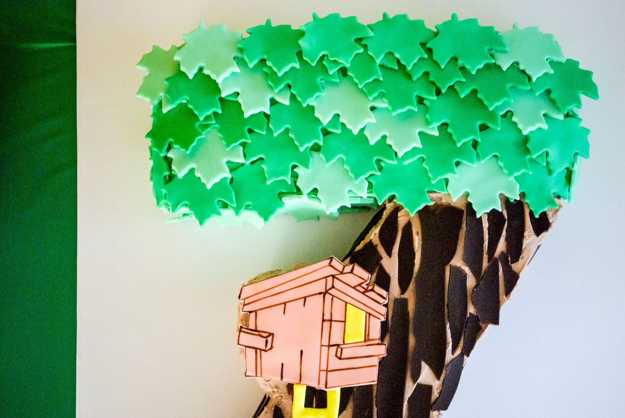 Easy DIY Magic Tree House birthday cake for a Magic Tree House 7th birthday party. Edible tree house and leaves are fondant, bark is chocolate. Get the free printable template to make the tree house and number 7 shaped cake - no special cake pan needed!