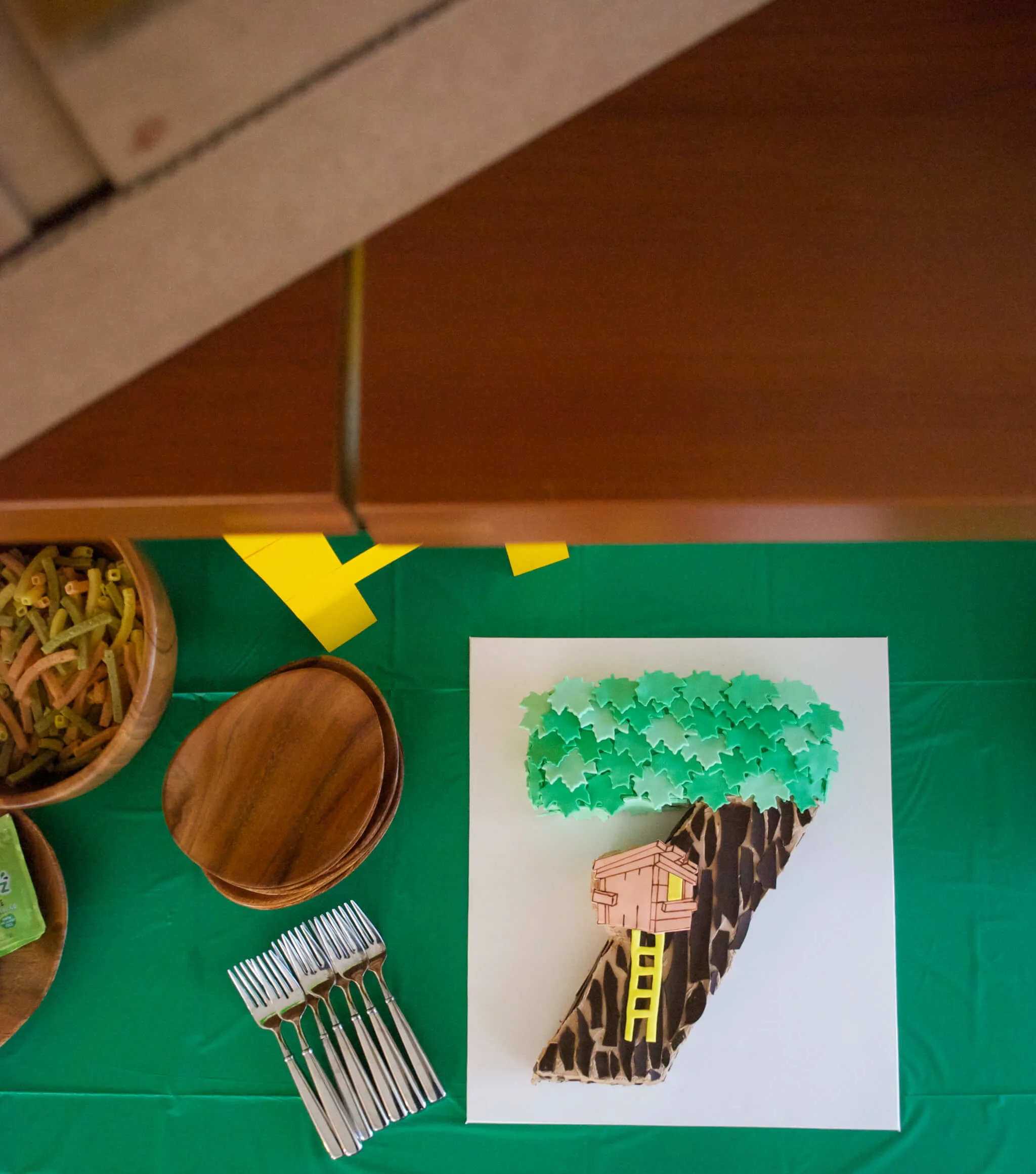 Easy DIY Magic Tree House birthday cake for a Magic Tree House 7th birthday party. Edible tree house and leaves are fondant, bark is chocolate. Get the free printable template to make the tree house and number 7 shaped cake - no special cake pan needed!