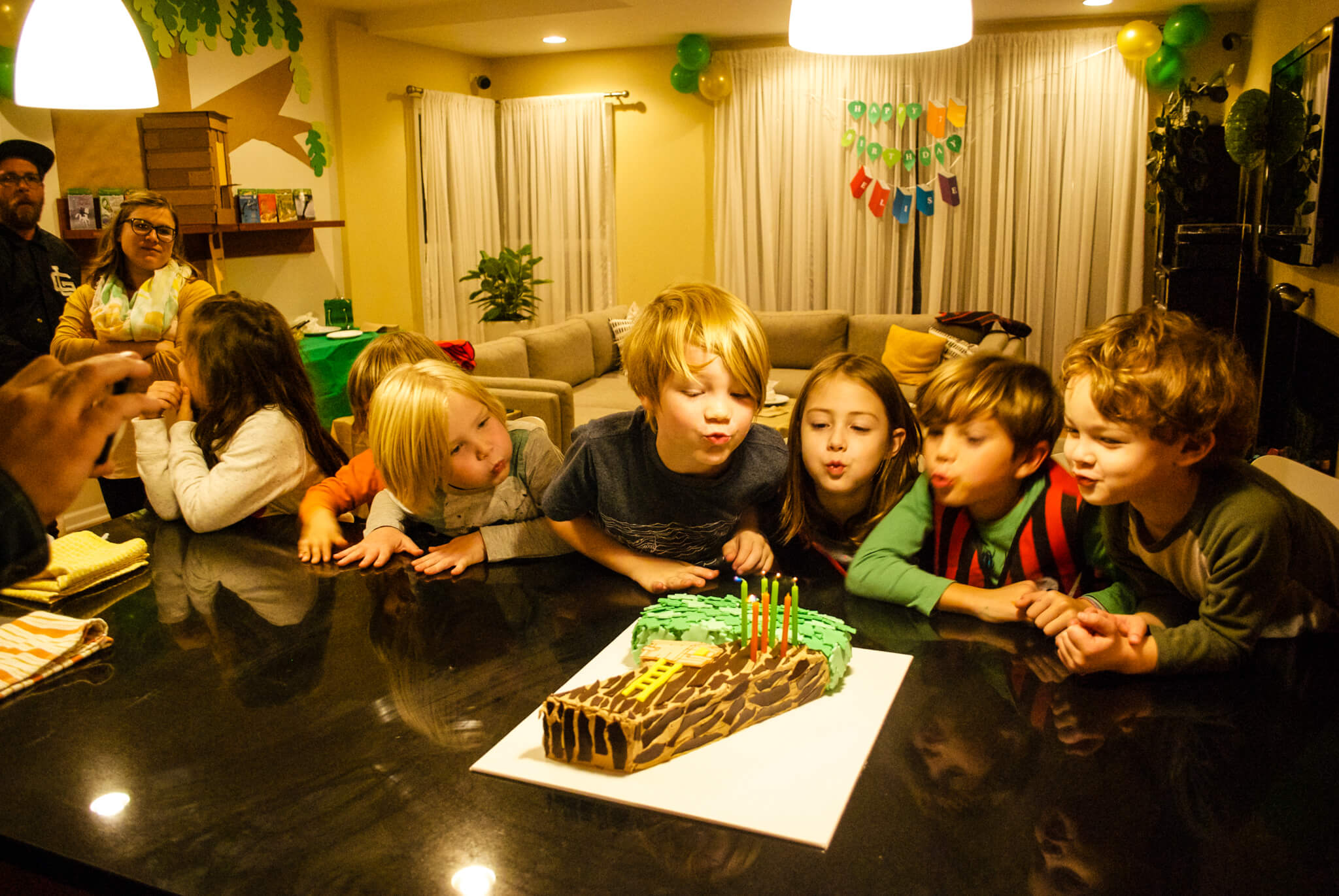 Easy DIY Magic Tree House birthday cake for a Magic Tree House 7th birthday party. Edible tree house and leaves are fondant, bark is chocolate. Get the free printable template to make the tree house and number 7 shaped cake - no special cake pan needed!