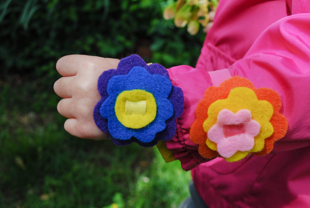 How to make Easy DIY felt flower bracelets free no-sew pattern. Cute spring and summer craft activity to do with kids! [spring craft ideas| summer craft ideas | kids craft ideas | Easter craft for kids | no-sew crafts | felt crafts | DIY jewelry]