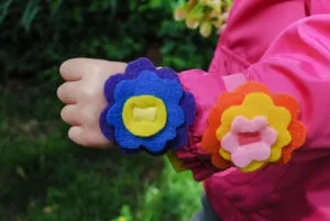 Easy DIY no-sew felt flower bracelets - cute kids craft activity for spring