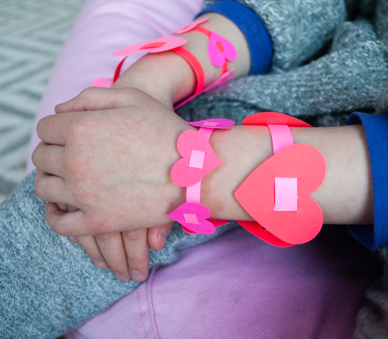 Paper Crafts tutorial on How to make a Paper Wristband | Friendship Band  Bracelet. The Paper Bracelet is made using… | Diy yarn crafts, Crafts, Hand  crafts for kids