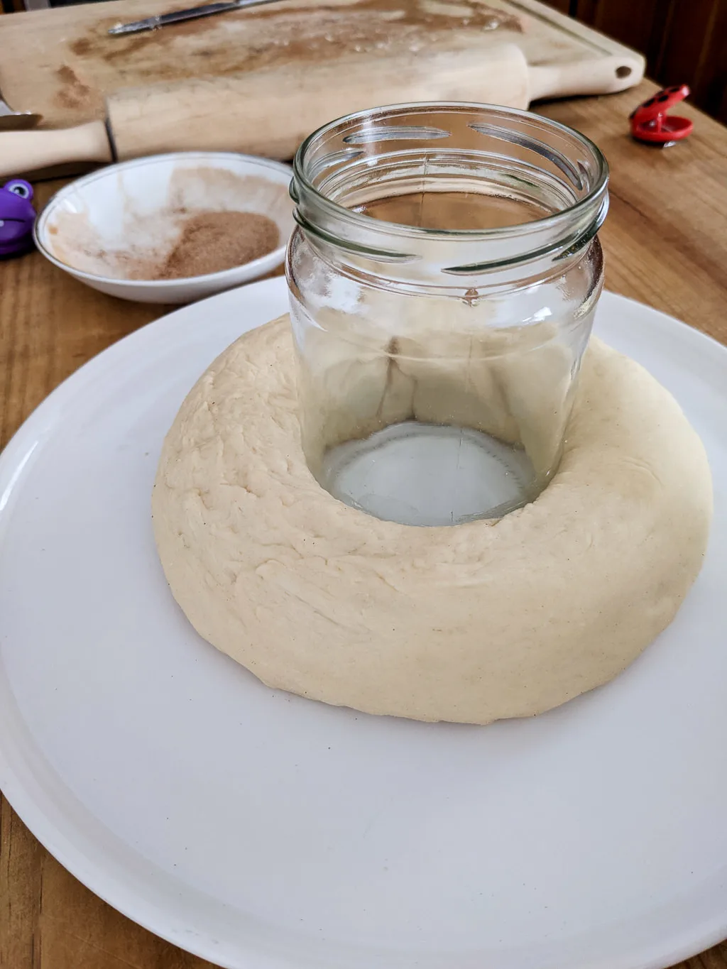 Using a ball jar to help a cinnamon roll wreath keep its shape