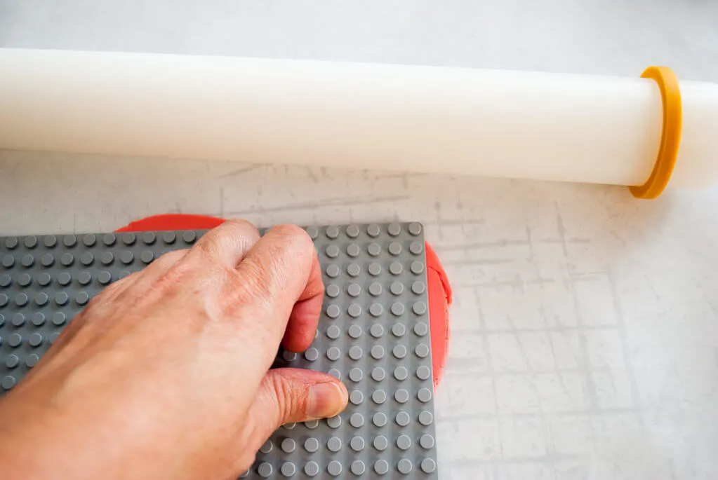 Making fondant LEGO bricks for cakes