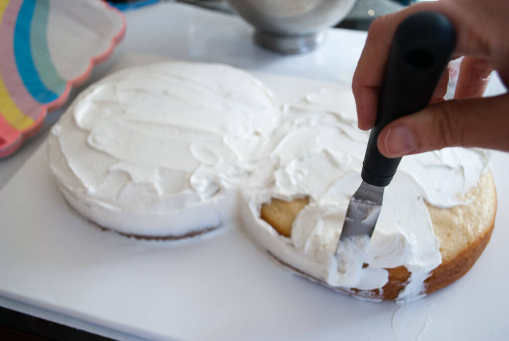 Icing an 8 number birthday cake