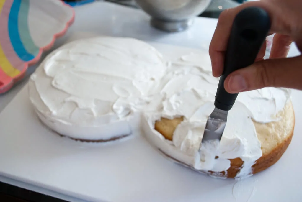 Icing an 8 number birthday cake