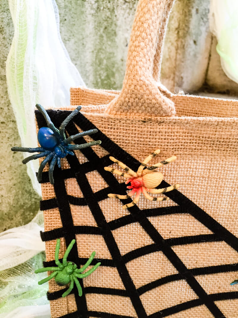 Easy no-sew trick-or-treat bag for Halloween - make it in just an evening!