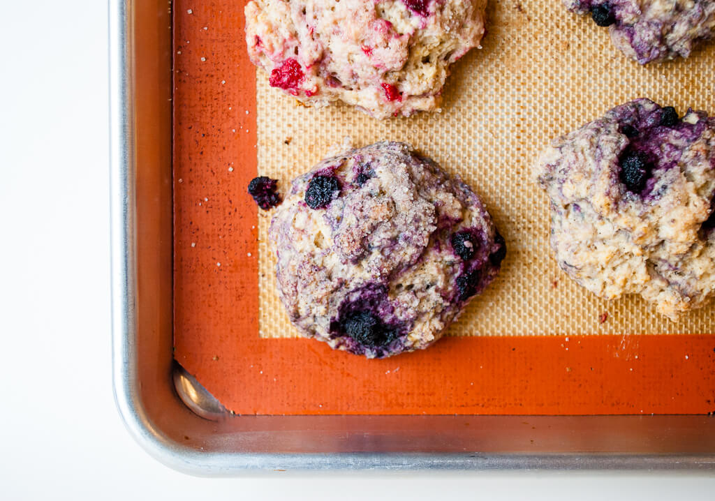 Easy berry scones recipe - blackberry (or blueberry) and raspberry buttermilk scones #recipe #scones #baking
