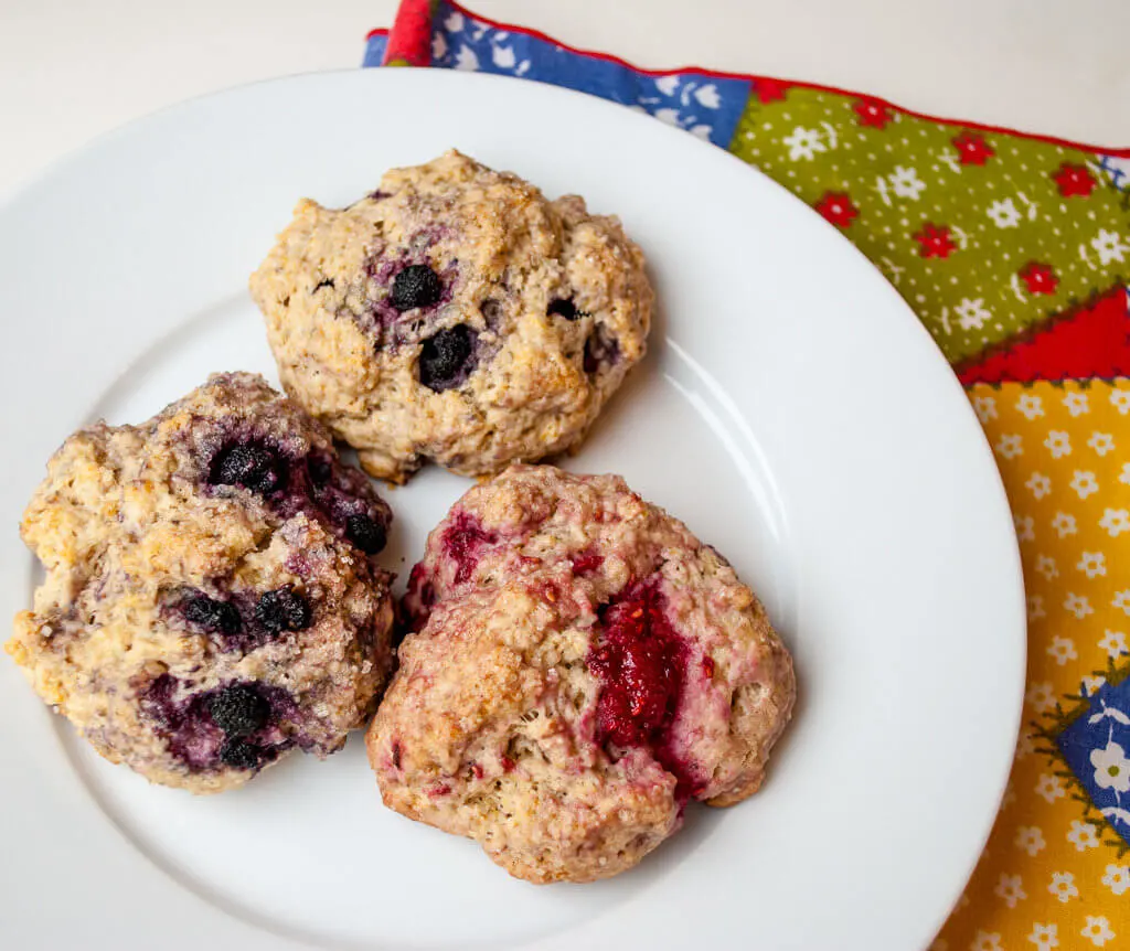 Easy berry scones recipe - raspberry and blackberry (or blueberry) buttermilk scone recipe #recipe #scones #baking