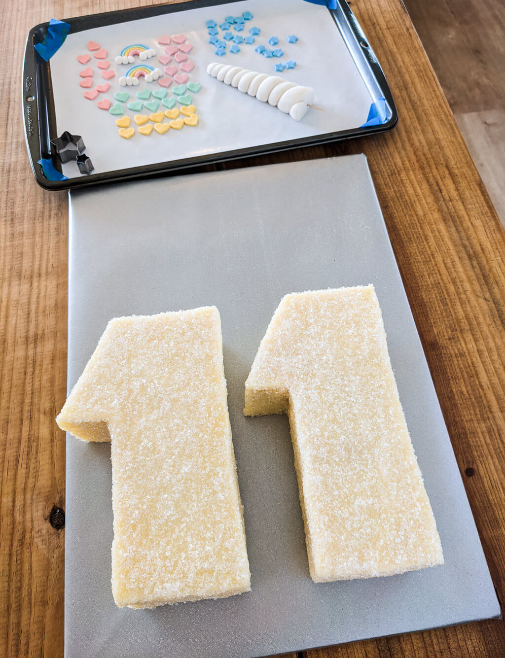 How to put sanding sugar on a cake