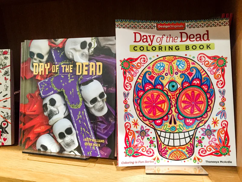 Day of the Dead (Día de los Muertos) color palette inspiration for fall. Try this purple, pink, blood red and black color palette with a pop of green on your Halloween paper crafts, Halloween wreaths, Halloween party decorations and more