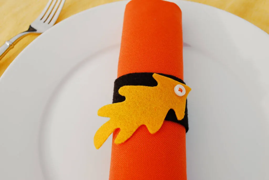 Easy DIY felt leaf napkin rings and placecards for Thanksgiving