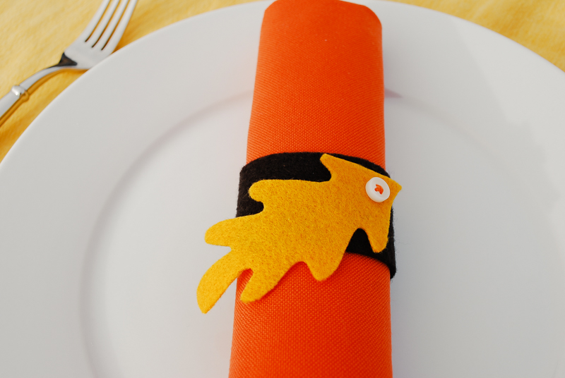 Easy DIY felt leaf napkin rings and placecards for Thanksgiving that look handmade, not homemade