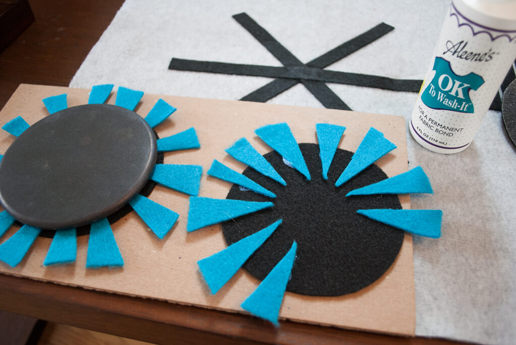 How to make a felt stove DIY kids play kitchen pretend gas 'burners' - put them onto the play stove to 'turn it on' | DIY play kitchen | DIY felt stovetop | DIY felt oven