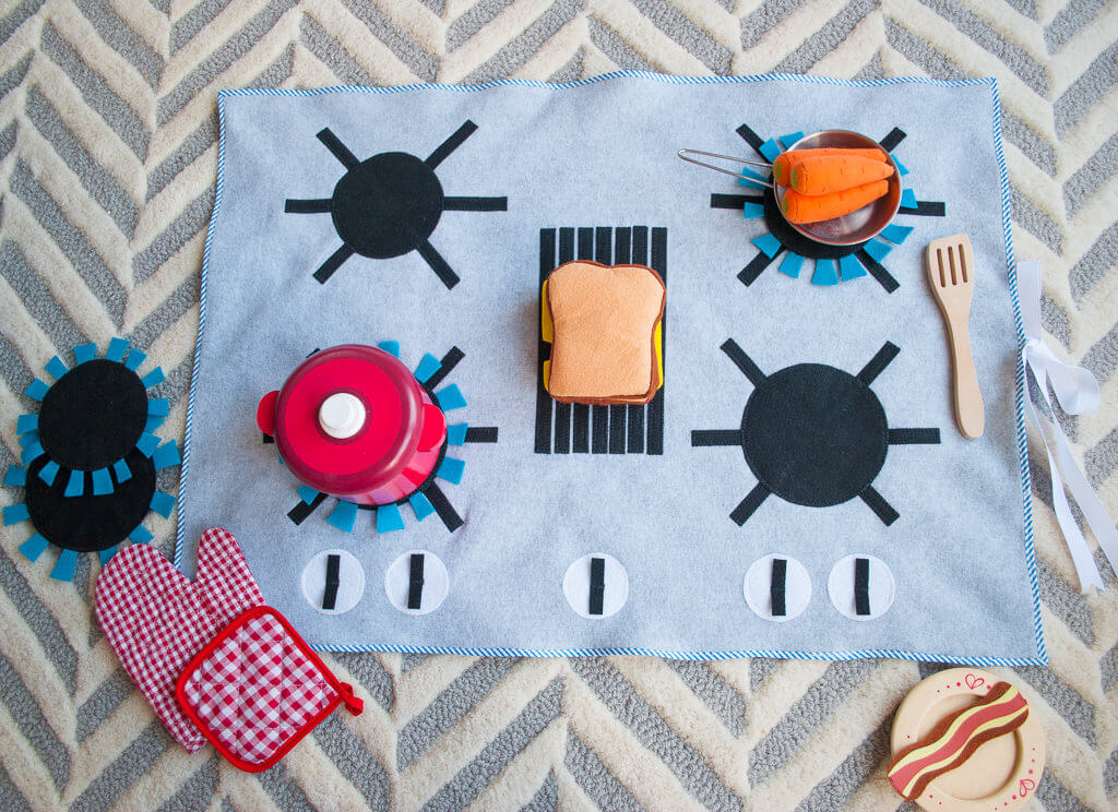 Felt stove DIY kids play kitchen with detachable felt "burners." It's flat, so you can put it anywhere and roll it up to store away. What a great kids DIY Christmas gift idea! | DIY play kitchen | DIY felt stovetop | DIY felt oven #diygifts #christmas #sewing #freesewingpattern #sewingpattern #DIY #diyforkids