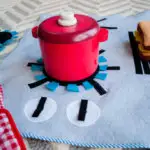 Felt and fleece stove DIY kids play kitchen with detachable felt "burners." It's flat, so you can put it anywhere and roll it up to store away. What a great kids DIY Christmas gift idea! | DIY play kitchen | DIY felt stovetop | DIY felt oven #diygifts #christmas #sewing #freesewingpattern #sewingpattern #DIY #diyforkids