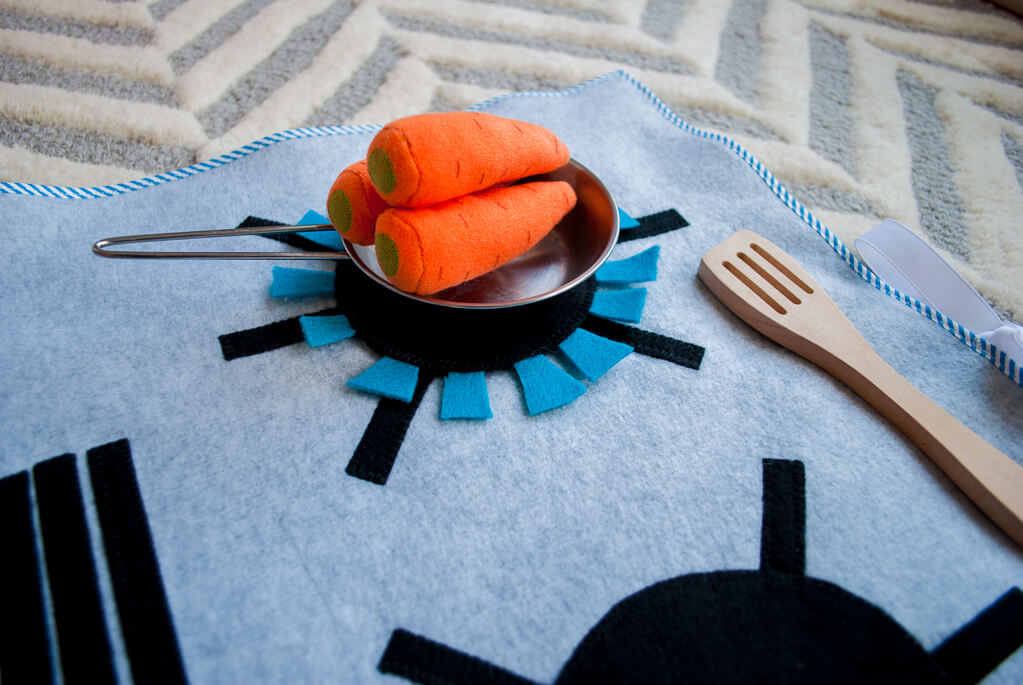 Felt and fleece stove DIY kids play kitchen with detachable felt "burners." It's flat, so you can put it anywhere and roll it up to store away. What a great kids DIY Christmas gift idea! | DIY play kitchen | DIY felt stovetop | DIY felt oven #diygifts #christmas #sewing #freesewingpattern #sewingpattern #DIY #diyforkids