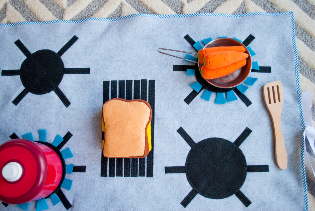 Felt and fleece stove DIY kids play kitchen with detachable felt "burners." It's flat, so you can put it anywhere and roll it up to store away. What a great kids DIY Christmas gift idea! | DIY play kitchen | DIY felt stovetop | DIY felt oven #diygifts #christmas #sewing #freesewingpattern #sewingpattern #DIY #diyforkids