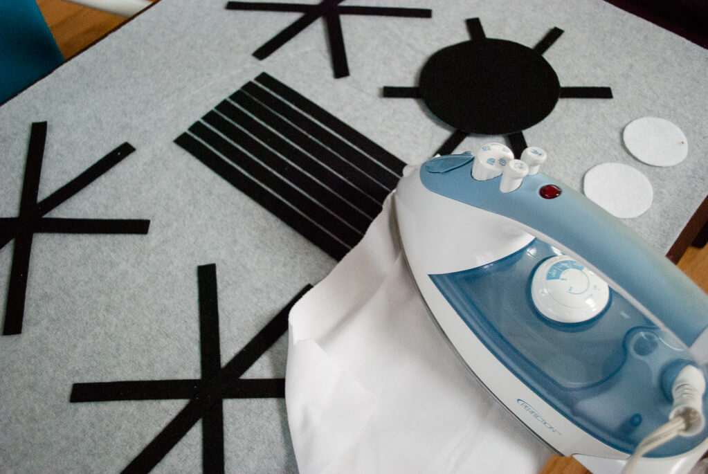 How to make a portable flat DIY play kitchen stove that is easy to store. Use HeatnBond to attach the griddle to make panini sandwiches. It's an easy beginner sewing project!