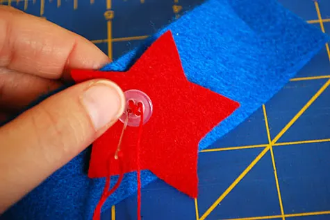 Easy Fourth of July felt and button star napkin rings - no sewing required!