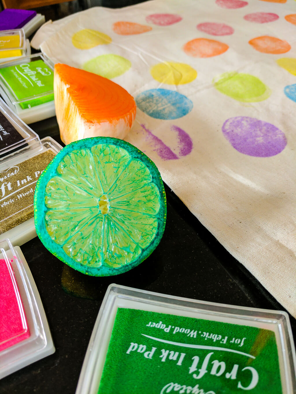 Fruit and veggie stamps - use lemons, onions, potatoes and more to make your own DIY reusable grocery bags | easy kids activity | DIY shopping bags | vegetable stamps