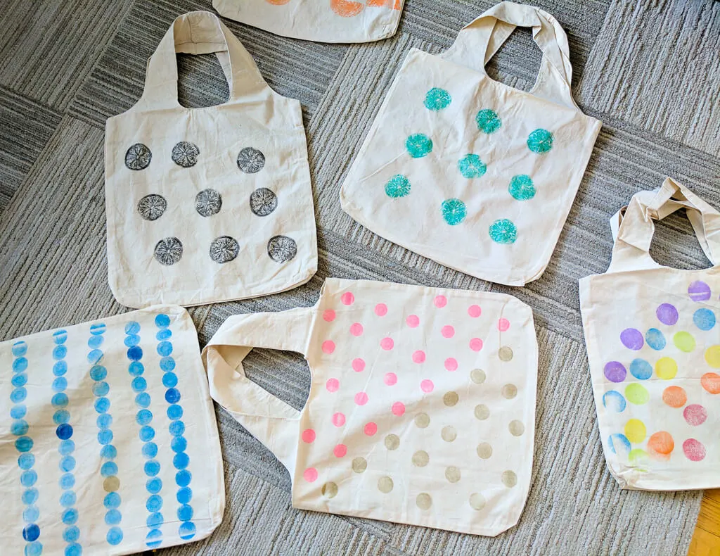 Vegetable and fruit stamped DIY fabric reusable shopping bags. Make these fun and cute reusable bags for your grocery store and farmer's market!