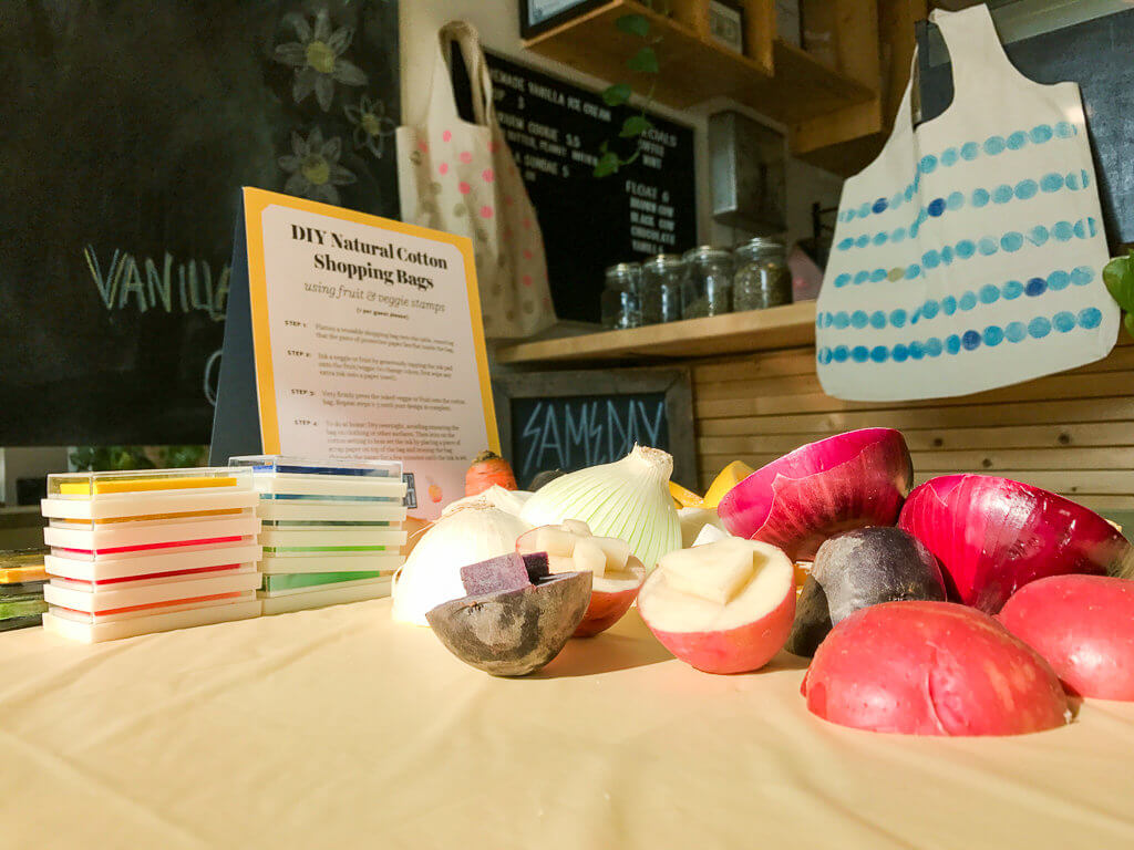 Great craft activity for groups: fruit + veggie stamping reusable shopping bags