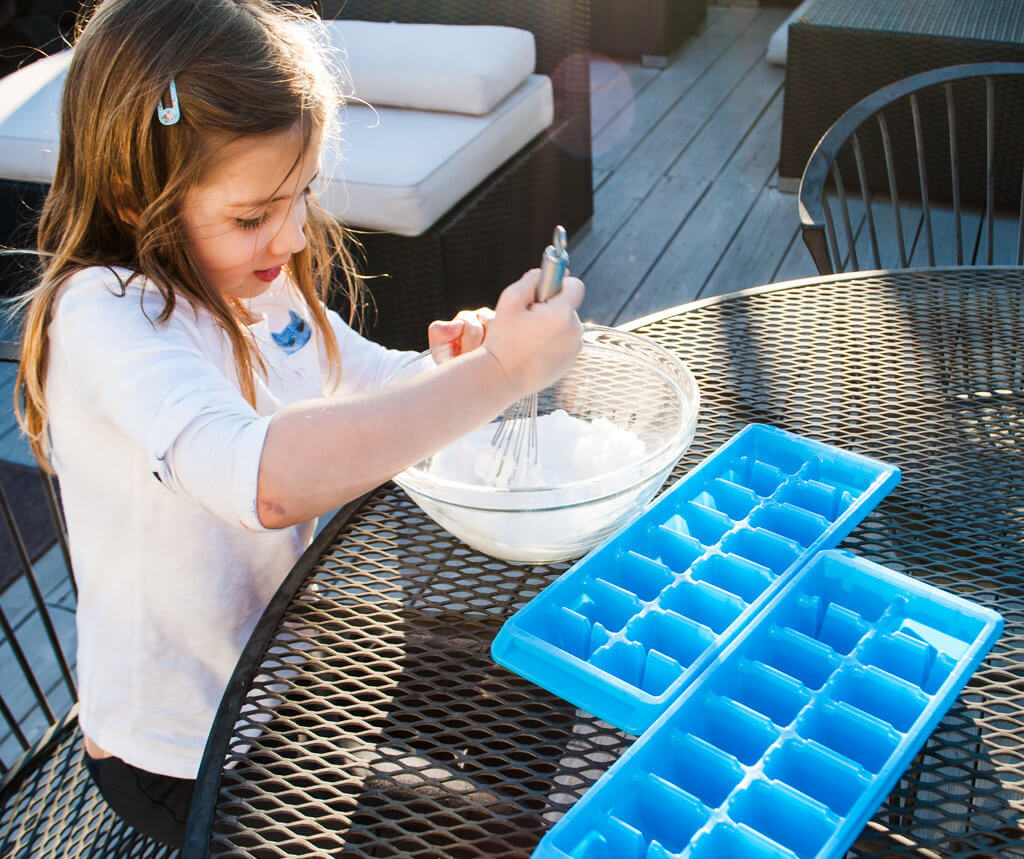 Making baking soda + vinegar ice cubes for a science-inspired Star Wars birthday party game