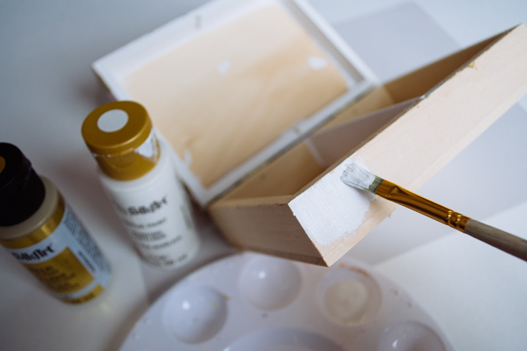 How to make a DIY Gold and White Painted Wooden Card Box @merrimentdesign