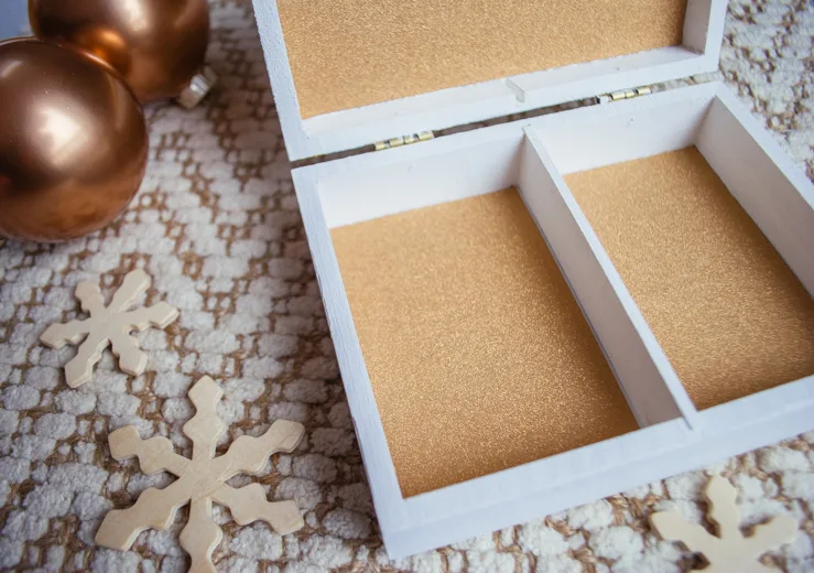 How to make a DIY Gold and White Painted Wooden Card Box @merrimentdesign