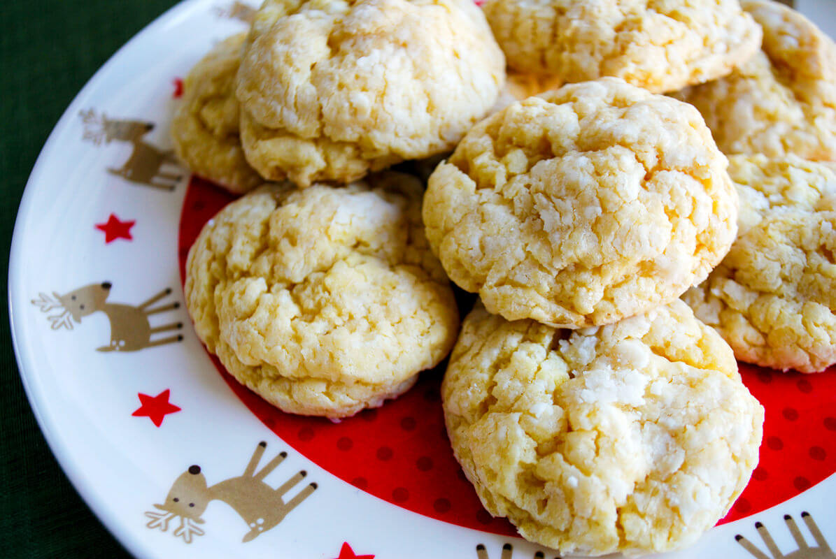 Ooey gooey butter cookies recipe - you'll never guess that these delicious cookies come from a yellow cake mix! Make these St. Louis quick and easy cake mix cookies from scratch for Christmas cookie exchanges and school celebrations. #ooey #gooey #butter #cookies #recipe #cake #mix #easy #yellow #christmas #scratch