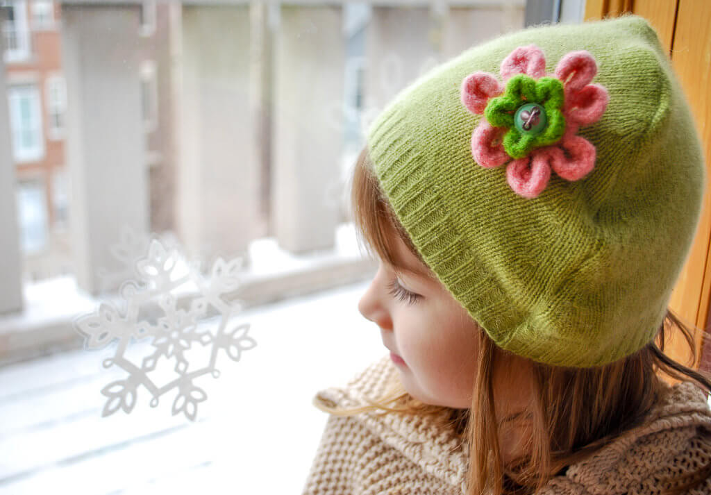 The 15-minute DIY winter hat. This is such a simple beginner sewing project! Grab an old sweater and see how to make a recycled sweater hat for yourself or as a DIY gift. #recycled #sewing #freesewingpatterns #freepatterns #recycled #upcycle #sew