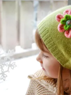 The 15-minute DIY winter hat. This is such a simple DIY Grab a recycled sweater make this winter hat for yourself or as a DIY gift. #recycled #sewing #freesewingpatterns #freepatterns #recycled #upcycle #sew