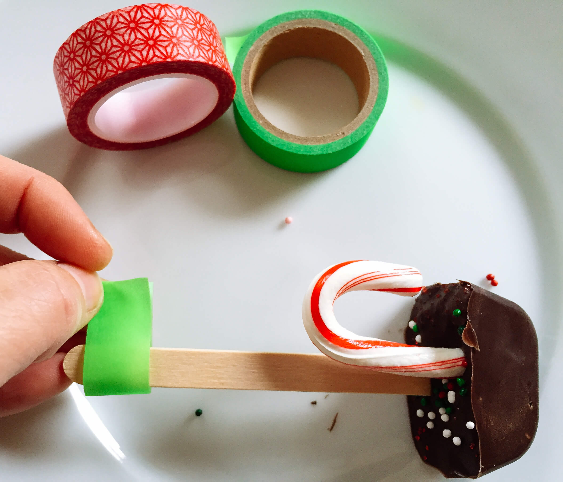 Handmade Chocolate Stir Sticks for Hot Chocolate and Coffee. Make this easy DIY Christmas gift for teachers and neighbors.
