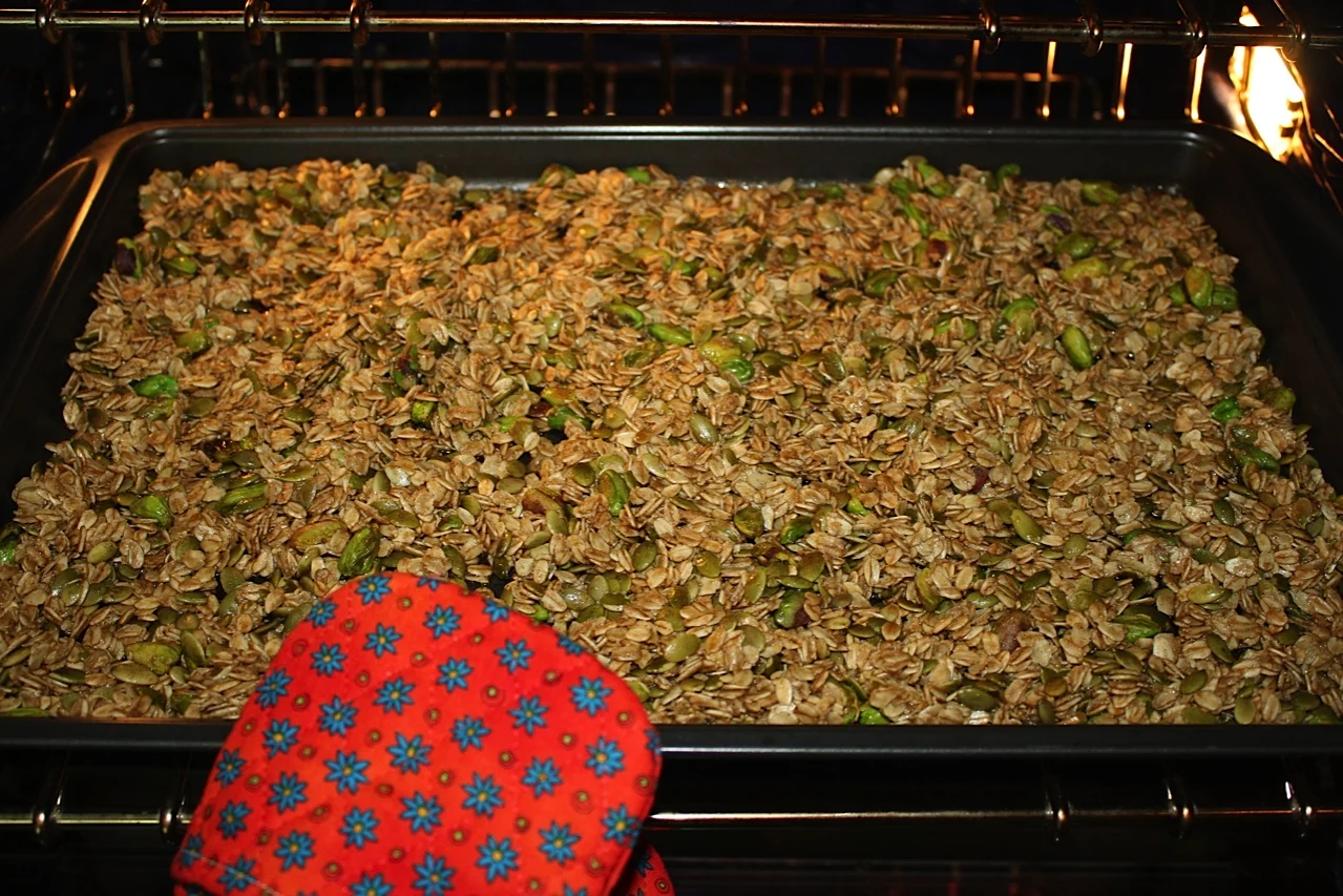 Homemade Cranberry Granola Recipe DIY gift idea