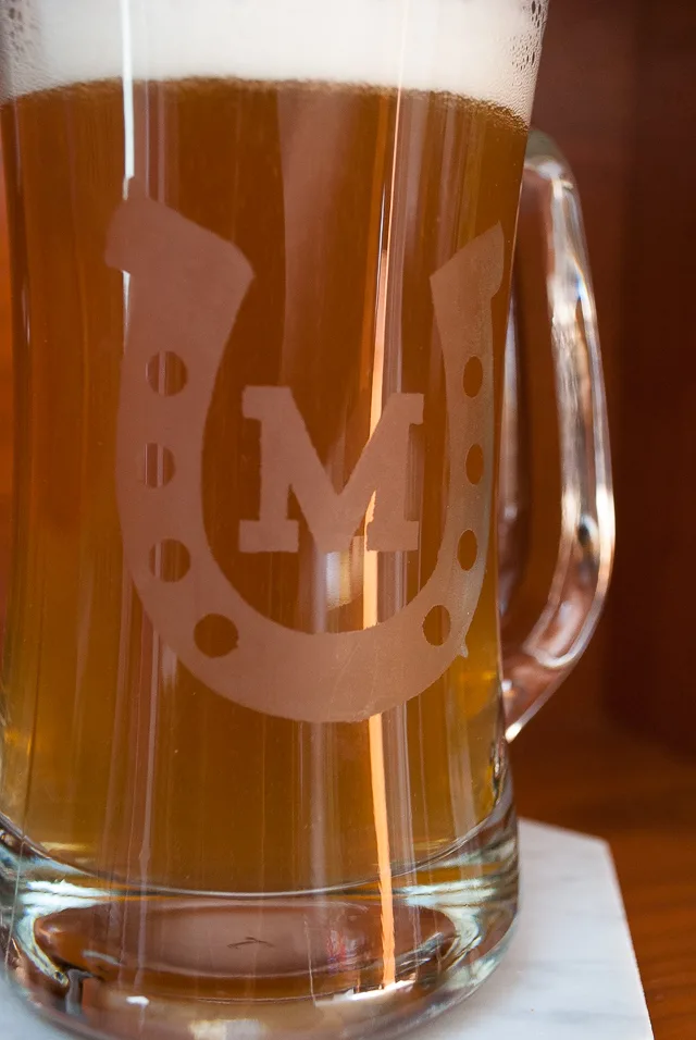 How to etch a monogrammed horseshoe beer glass for the Kentucky Derby, Preakness and Belmont Stakes @merrimentdesign #derby