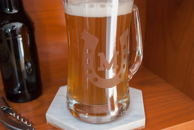 How to etch a monogrammed horseshoe beer glass for the Kentucky Derby, Preakness and Belmont Stakes @merrimentdesign #derby