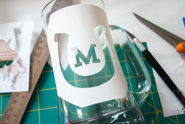 How to etch a monogrammed horseshoe beer glass for the Kentucky Derby, Preakness and Belmont Stakes @merrimentdesign #derby