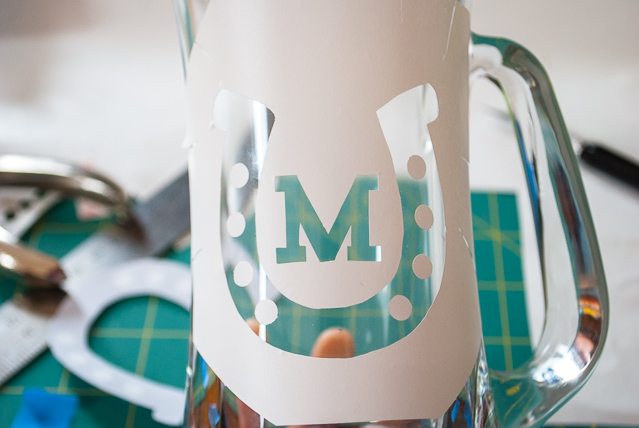 How to etch a monogrammed horseshoe beer glass for the Kentucky Derby, Preakness and Belmont Stakes @merrimentdesign #derby