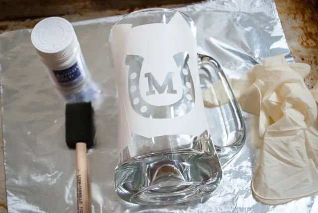 How to etch a monogrammed horseshoe beer glass for the Kentucky Derby, Preakness and Belmont Stakes @merrimentdesign #derby