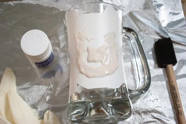 How to etch a monogrammed horseshoe beer glass for the Kentucky Derby, Preakness and Belmont Stakes @merrimentdesign #derby