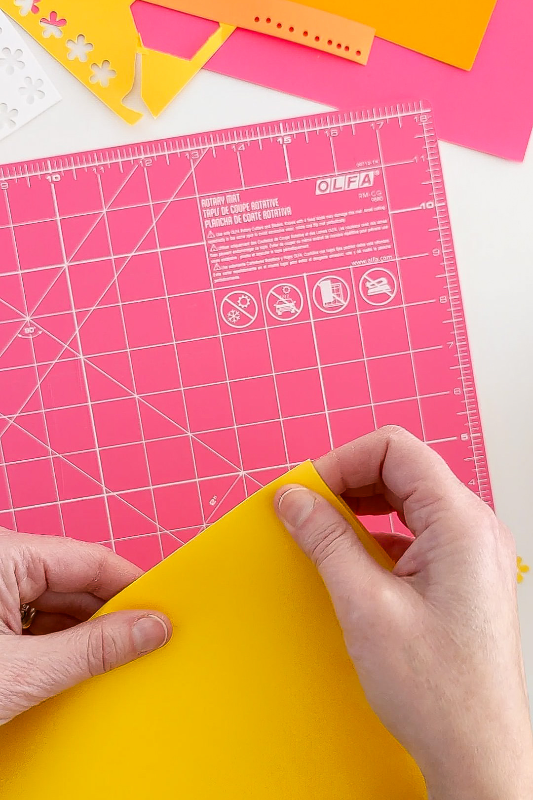 Como marcar e dobrar papel para criar um cartão feito à mão