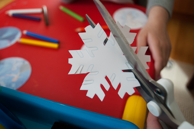 DIY Frozen snowflake headband for your little Elsa. Just print this download onto Shrinky Dink shrink film, cut, bake, and glue to a headband. Perfect for a Frozen birthday party or Elsa Halloween costume!