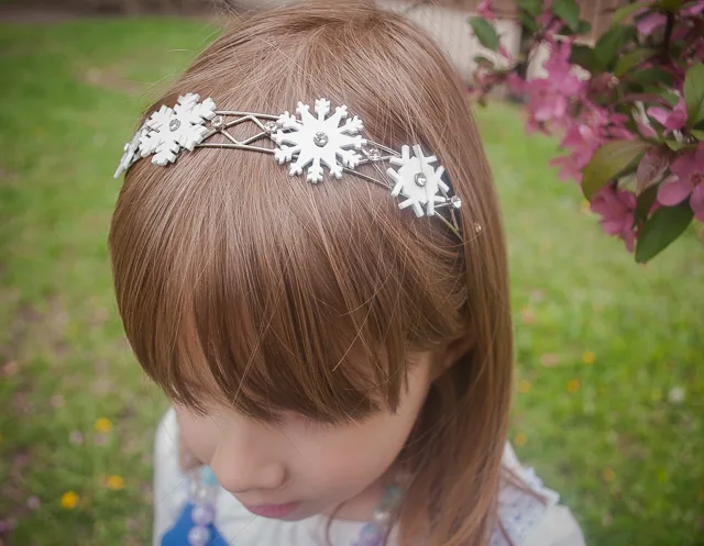 DIY Frozen snowflake headband for your little Elsa. Just print this download onto Shrinky Dink shrink film, cut, bake, and glue to a headband. Perfect for a Frozen birthday party or Elsa Halloween costume!